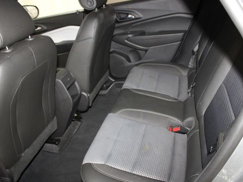 Used 2025 Chevrolet Trax LT FWD image 16