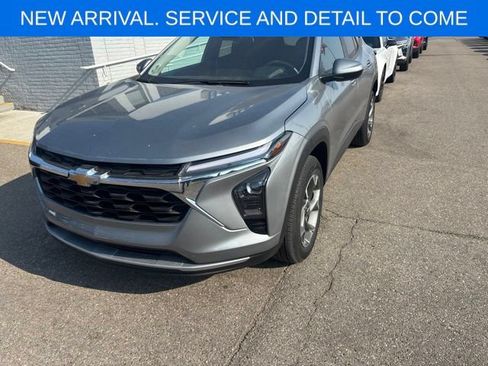 Used 2024 Chevrolet Trax LT w/ Driver Confidence Package FWD image 1