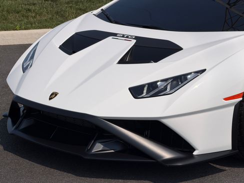 Used 2024 Lamborghini Huracan STO RWD image 2