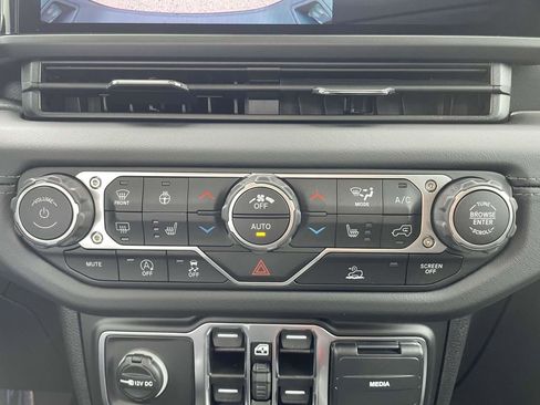 New 2025 Jeep Gladiator Sport w/ Premium Package image 19