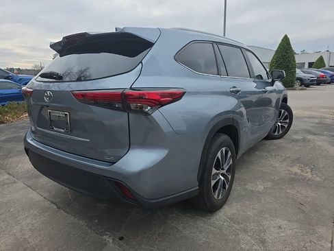 Used 2023 Toyota Highlander XLE image 5