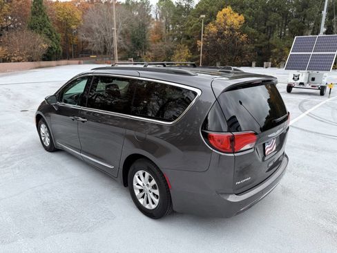 Used 2017 Chrysler Pacifica Touring-L image 15
