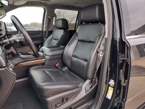 Used 2019 Chevrolet Suburban LT image 2