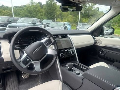 Used 2025 Land Rover Discovery Dynamic SE AWD/4WD image 13