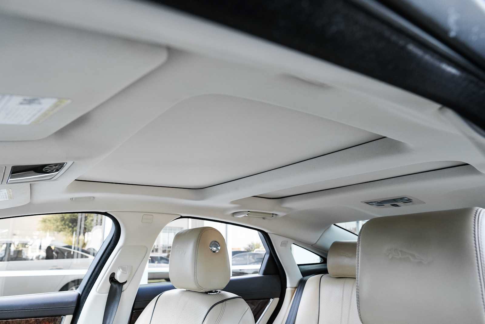 Used 2017 Jaguar XJ R-Sport RWD image 32