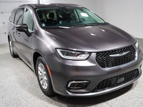 Used 2023 Chrysler Pacifica Touring-L image 5