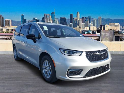 New 2026 Chrysler Pacifica Select image 3