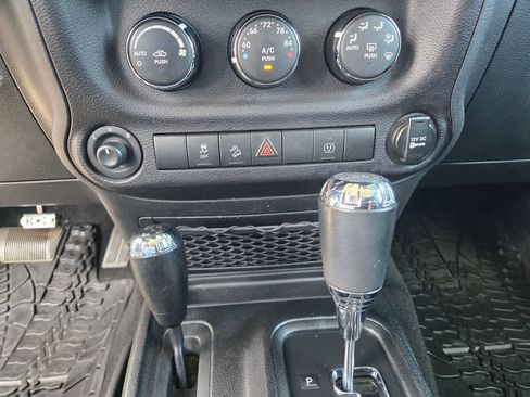 Used 2018 Jeep Wrangler Unlimited Sahara w/ Connectivity Group AWD/4WD image 15