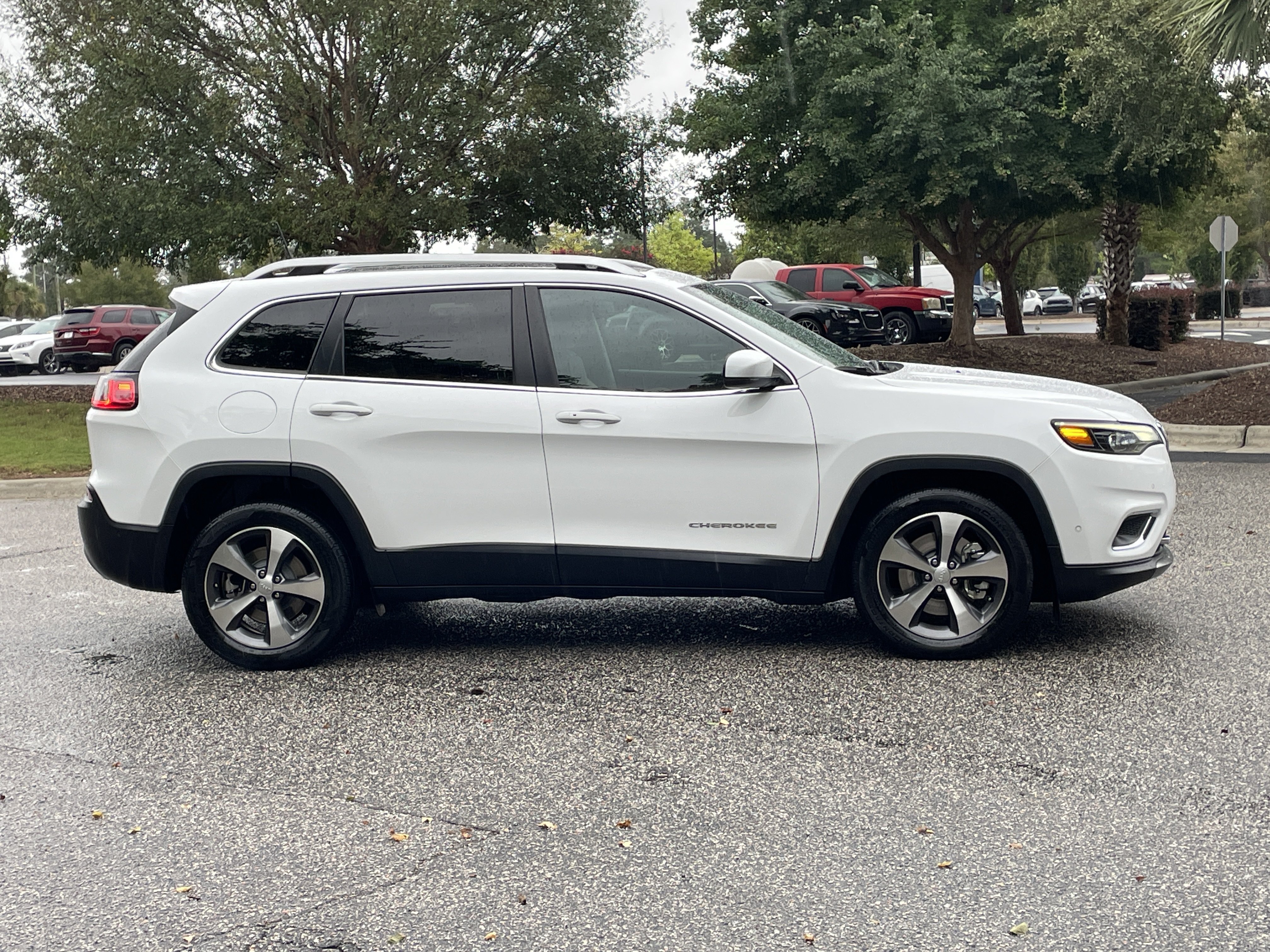 Used 2021 Jeep Cherokee Limited w/ Elite Package FWD image 10
