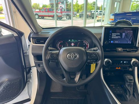 Used 2023 Toyota RAV4 LE AWD/4WD image 14