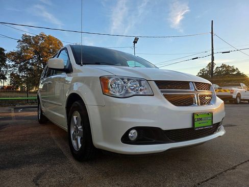 Used 2012 Dodge Grand Caravan Crew image 4