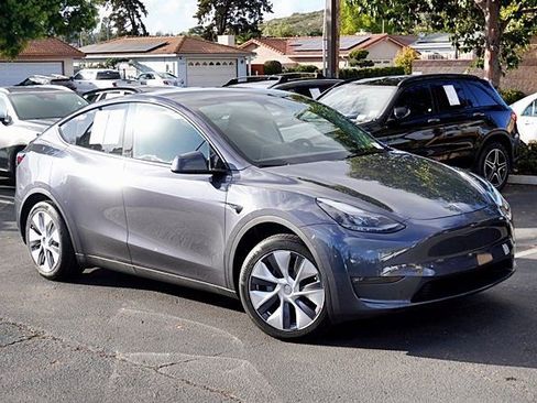 Used 2023 Tesla Model Y 2WD image 3