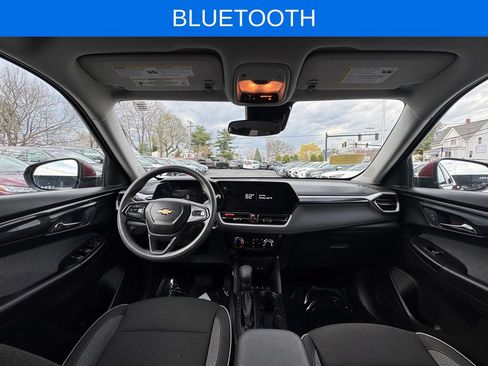 Used 2025 Chevrolet TrailBlazer LT AWD/4WD image 3