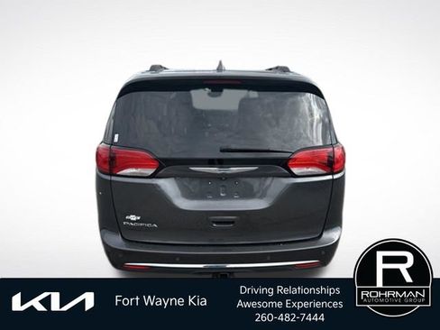Used 2018 Chrysler Pacifica Touring-L Plus FWD image 5