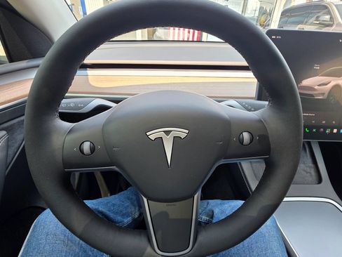 Used 2024 Tesla Model Y Long Range AWD/4WD image 17