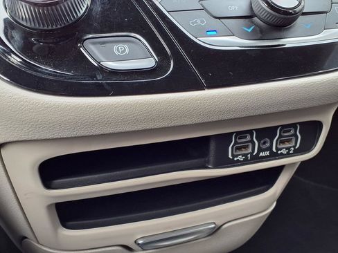 Used 2023 Chrysler Voyager LX FWD image 11
