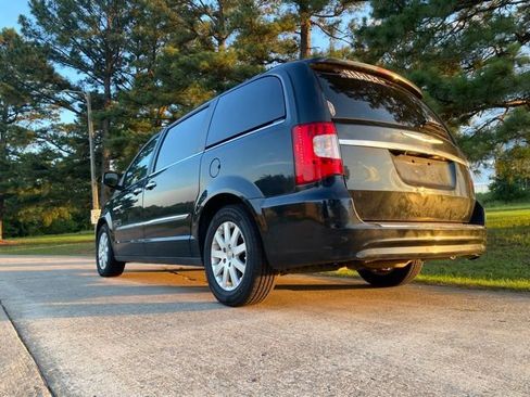 Used 2012 Chrysler Town & Country Touring-L w/ Entertainment Group #2 FWD image 5