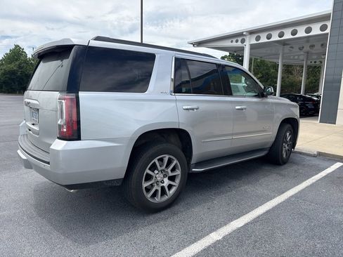 Used 2017 GMC Yukon SLT w/ Premium Edition AWD/4WD image 4