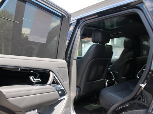 Used 2025 Land Rover Range Rover SE image 32
