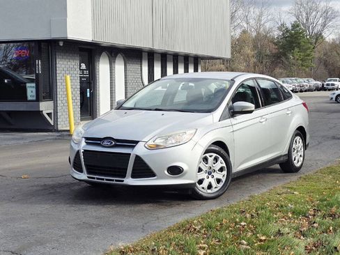 Used 2013 Ford Focus SE w/ SE Winter Pkg image 2