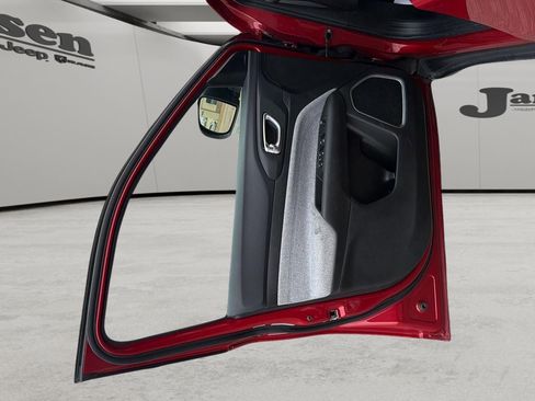 Used 2025 Jeep Compass Latitude image 11