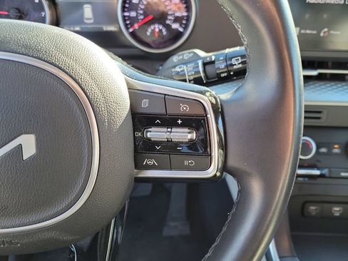 Used 2024 Kia Carnival LX image 17