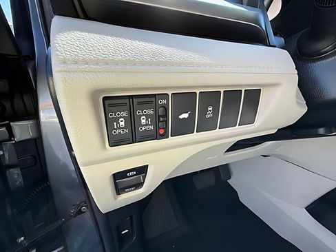 Used 2025 Honda Odyssey EX-L image 16