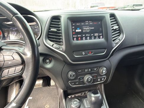 Used 2019 Jeep Cherokee Latitude Plus image 30