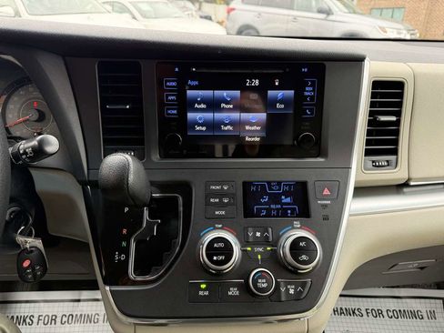 Used 2016 Toyota Sienna LE image 17