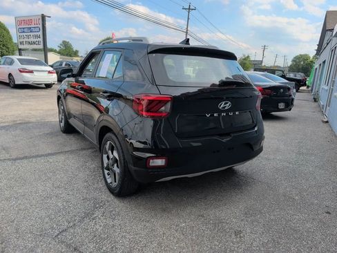 Used 2022 Hyundai Venue SEL FWD image 6