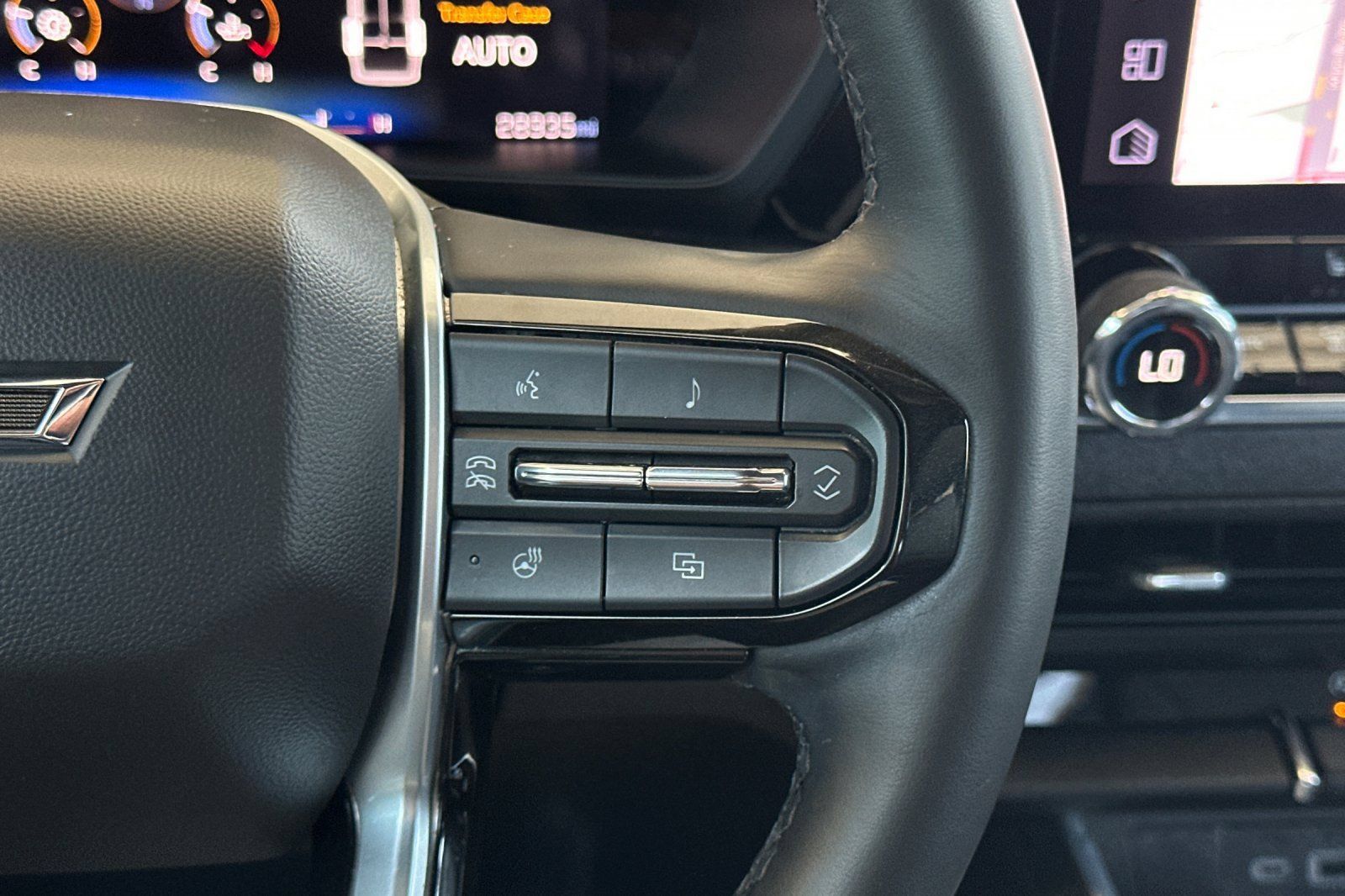 Used 2025 Chevrolet Colorado Trail Boss w/ Midnight Edition AWD/4WD image 32