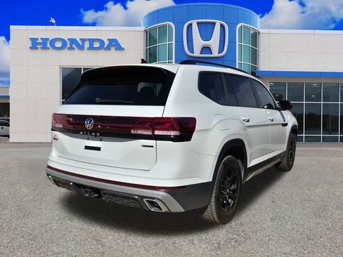Used 2024 Volkswagen Atlas Peak Edition SE image 2