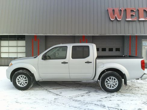 Used 2018 Nissan Frontier SV image 3