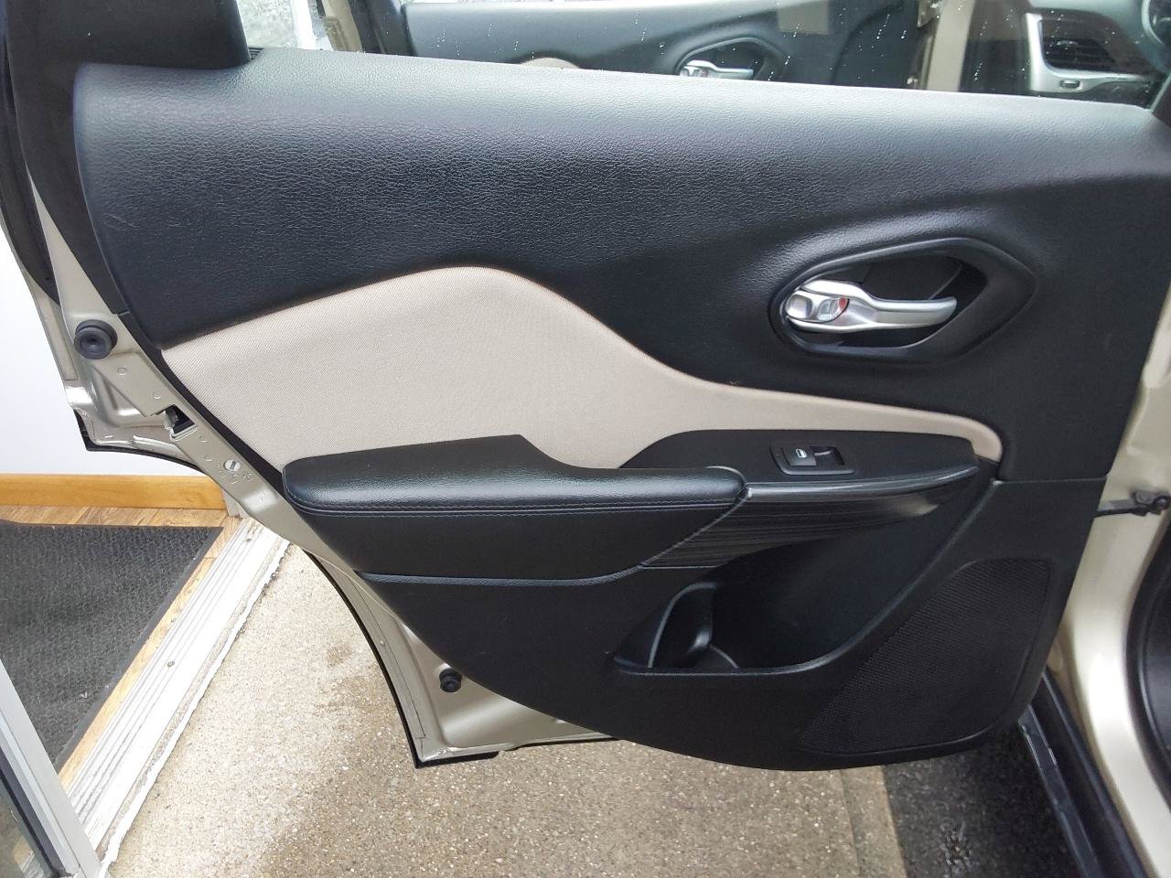 Used 2015 Jeep Cherokee Sport AWD/4WD image 19