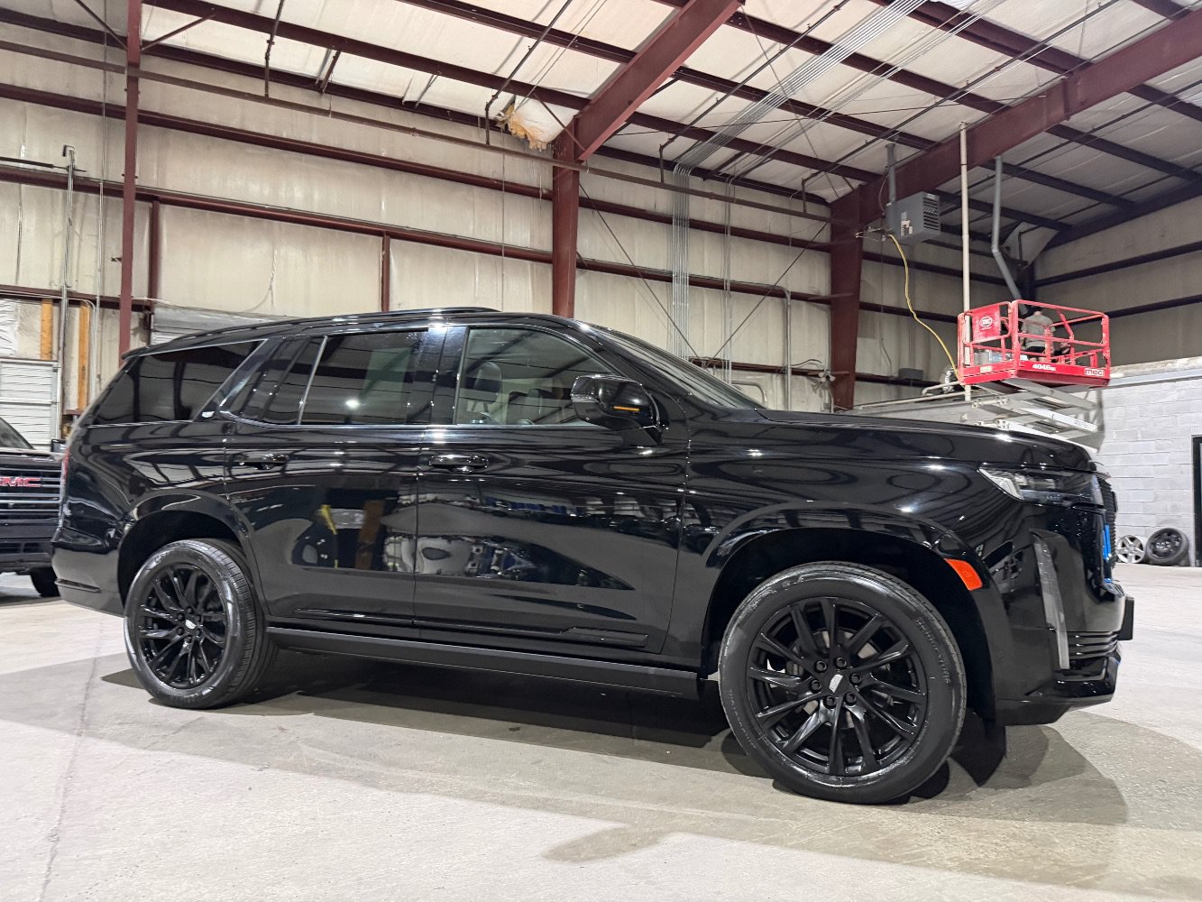 Used 2022 Cadillac Escalade Sport Platinum w/ LPO, ONYX Package AWD/4WD image 3