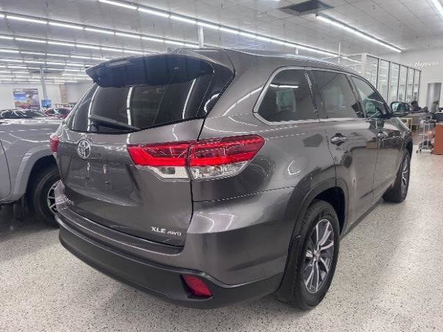 Used 2017 Toyota Highlander XLE AWD/4WD image 6