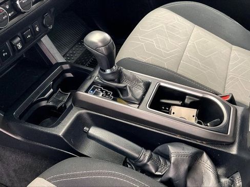 Used 2022 Toyota Tacoma TRD Off-Road image 17