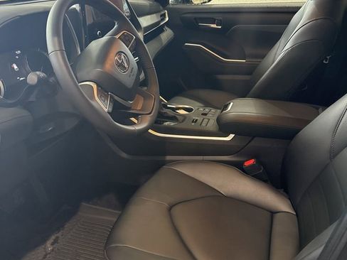 Used 2025 Toyota Highlander AWD image 7