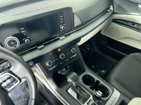Used 2024 Kia Carnival LX FWD image 22