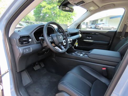 New 2025 Honda Pilot Touring image 2