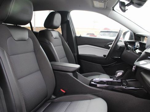 Used 2025 Chevrolet Trax LT w/ LT Convenience Package image 24