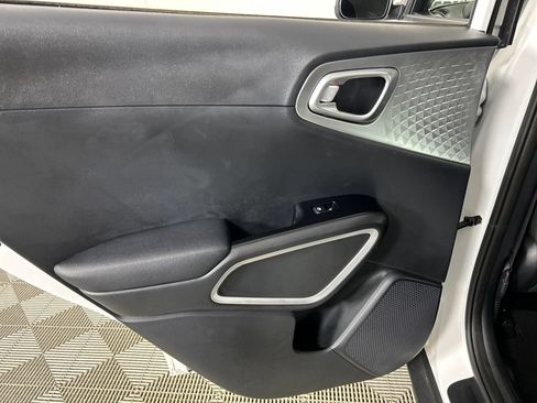 Used 2025 Kia Soul LX w/ LX Technology Package FWD image 16