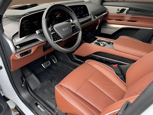 New 2027 Cadillac Vistiq Luxury w/ LPO, Floor Liner Package AWD/4WD image 10
