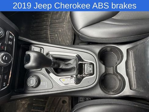 Used 2019 Jeep Cherokee Latitude Plus AWD/4WD image 19