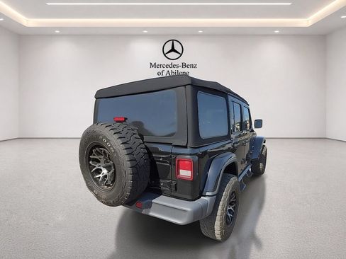 Used 2018 Jeep Wrangler Unlimited Sahara AWD/4WD image 7