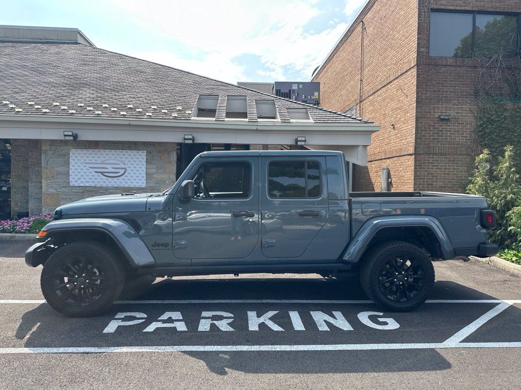 Used 2024 Jeep Gladiator Sport AWD/4WD image 9