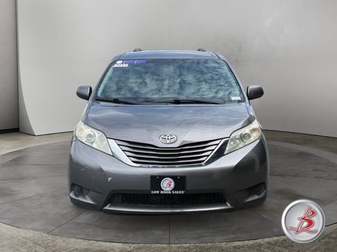 Used 2017 Toyota Sienna LE FWD image 2