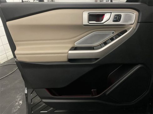 Used 2023 Ford Explorer Limited w/ Limited Technology Package image 16