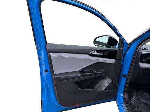 Used 2024 Volkswagen Taos SE image 21