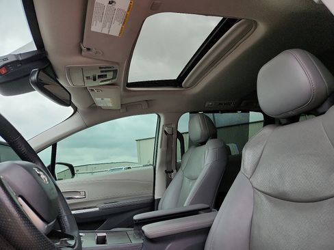 Used 2022 Toyota Sienna Limited image 12